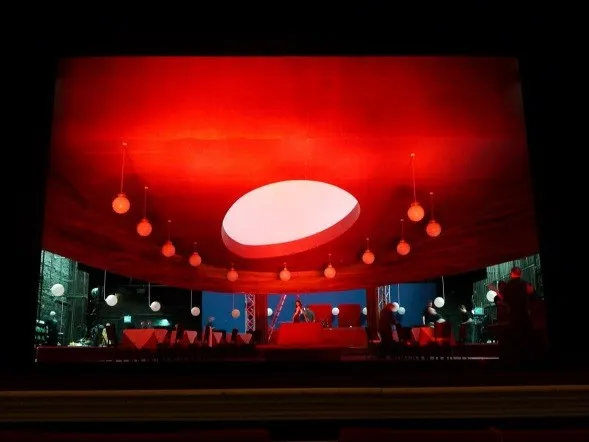 Footlight projection effect at Komische Oper Berlin