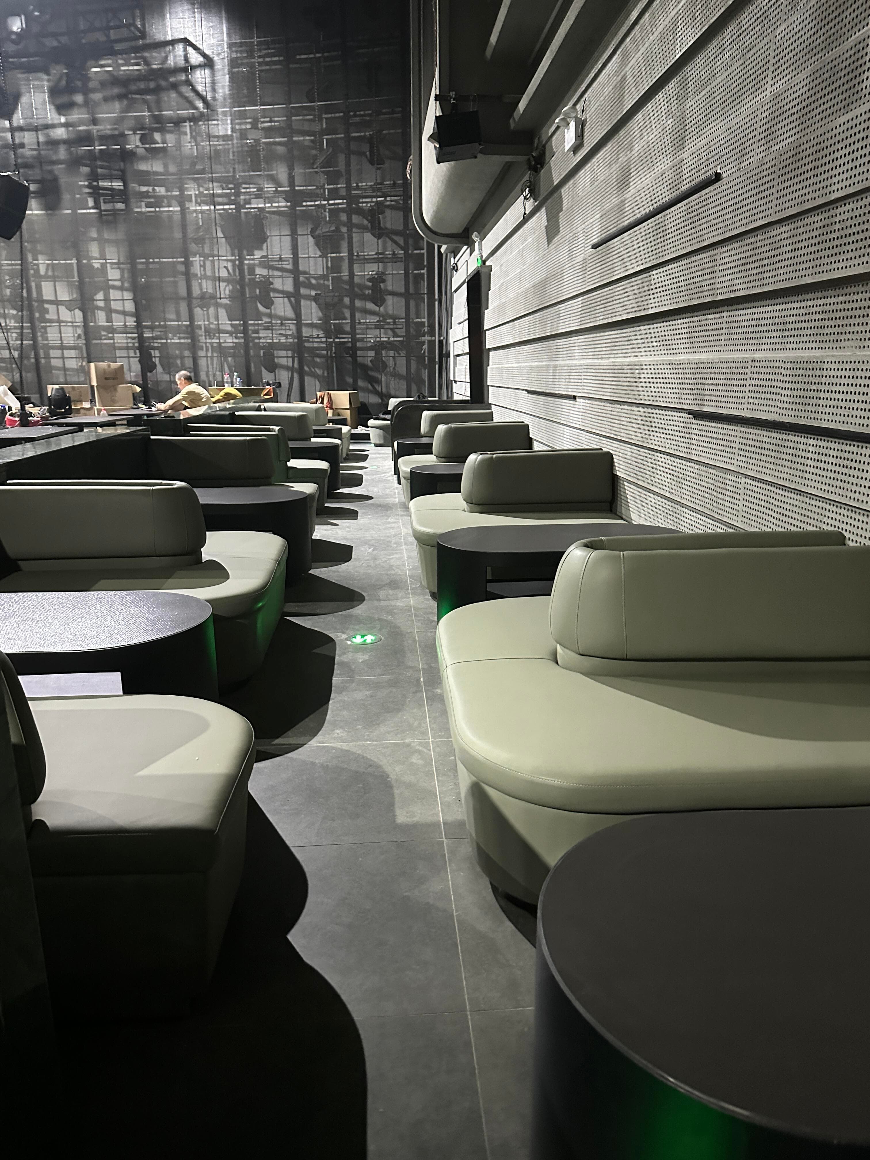 XIANG LIVESHOW booth group with green marble divider and stage screen in the background