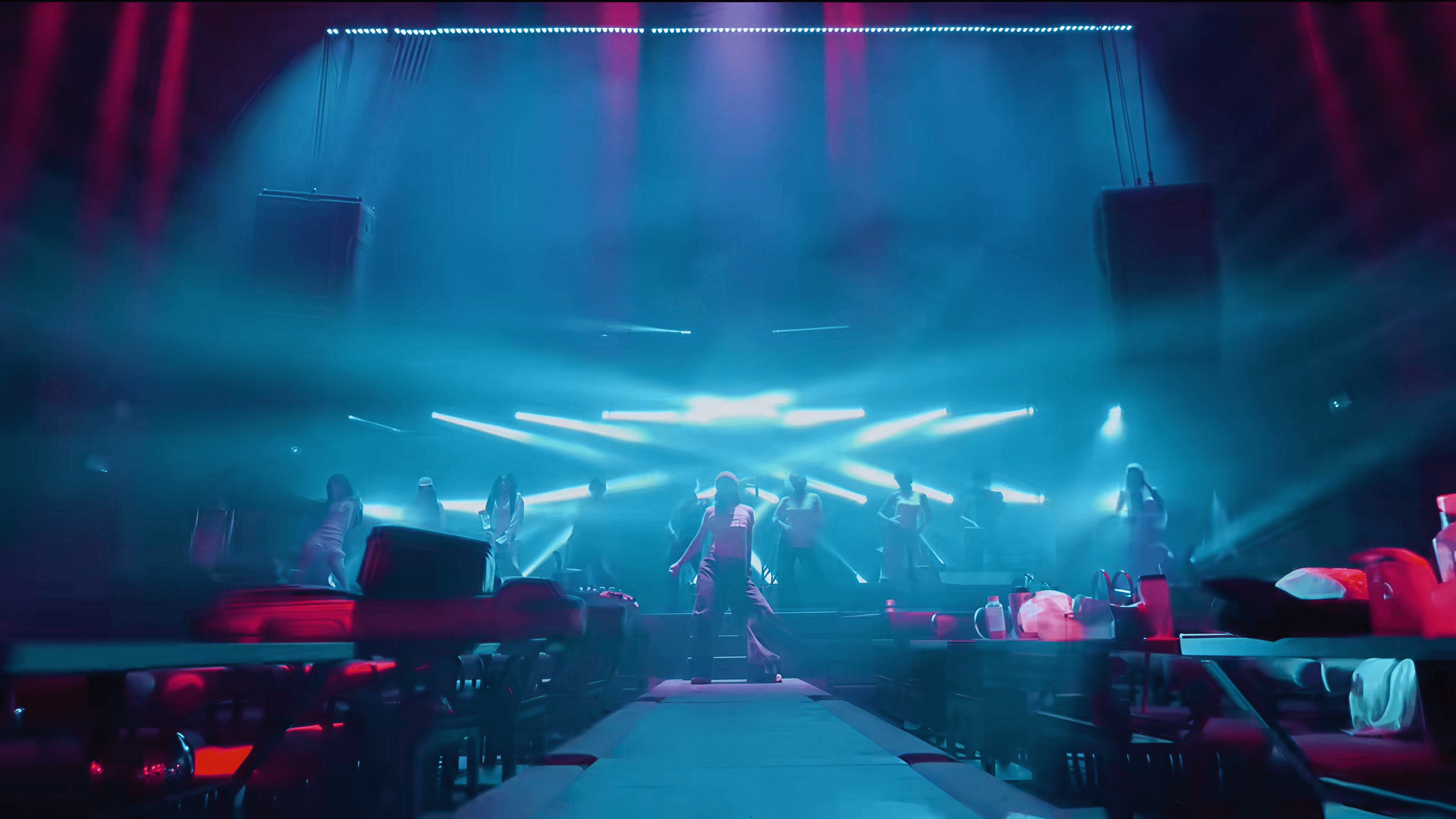 XIANG LIVESHOW live performance with transparent grid screen effect and blue lighting matrix