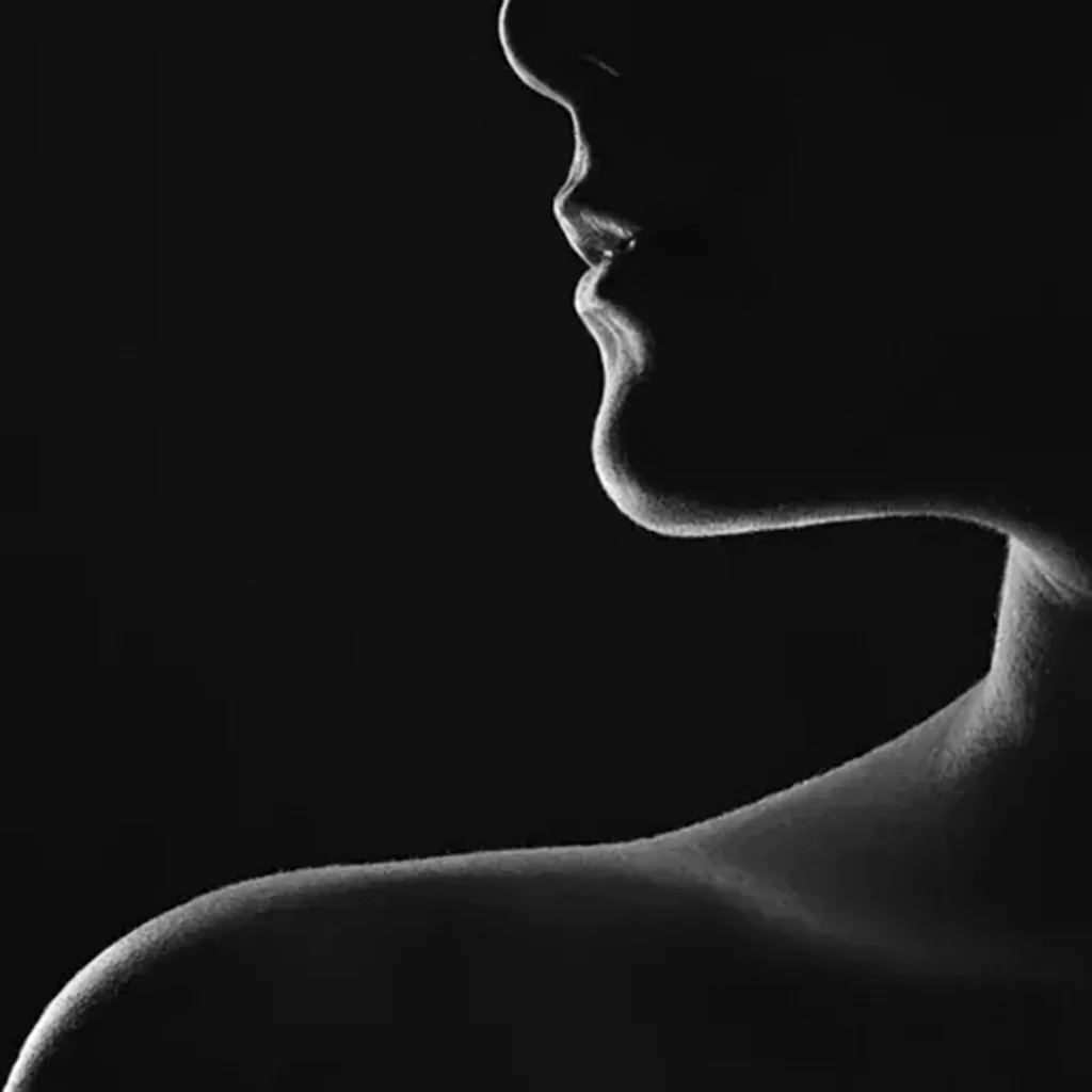 Rim-light portrait with clarified contour edges